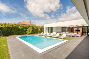 Luxurious 5 bedrooms and with pool